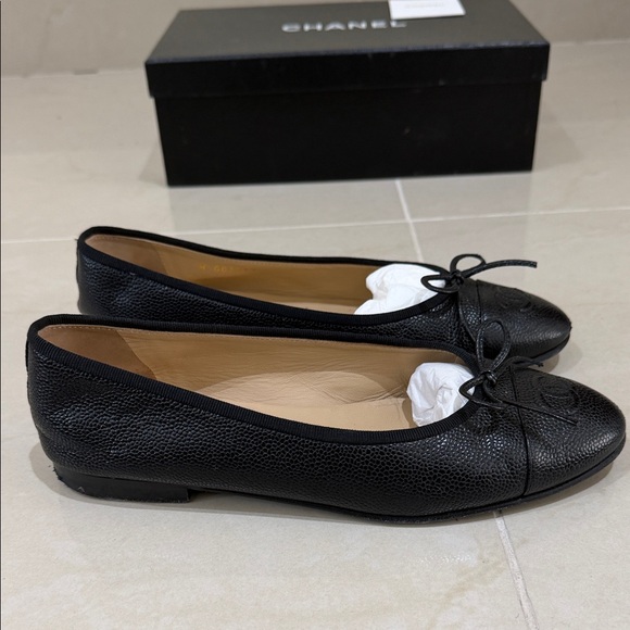 CHANEL Black Flats - Picture 4 of 9